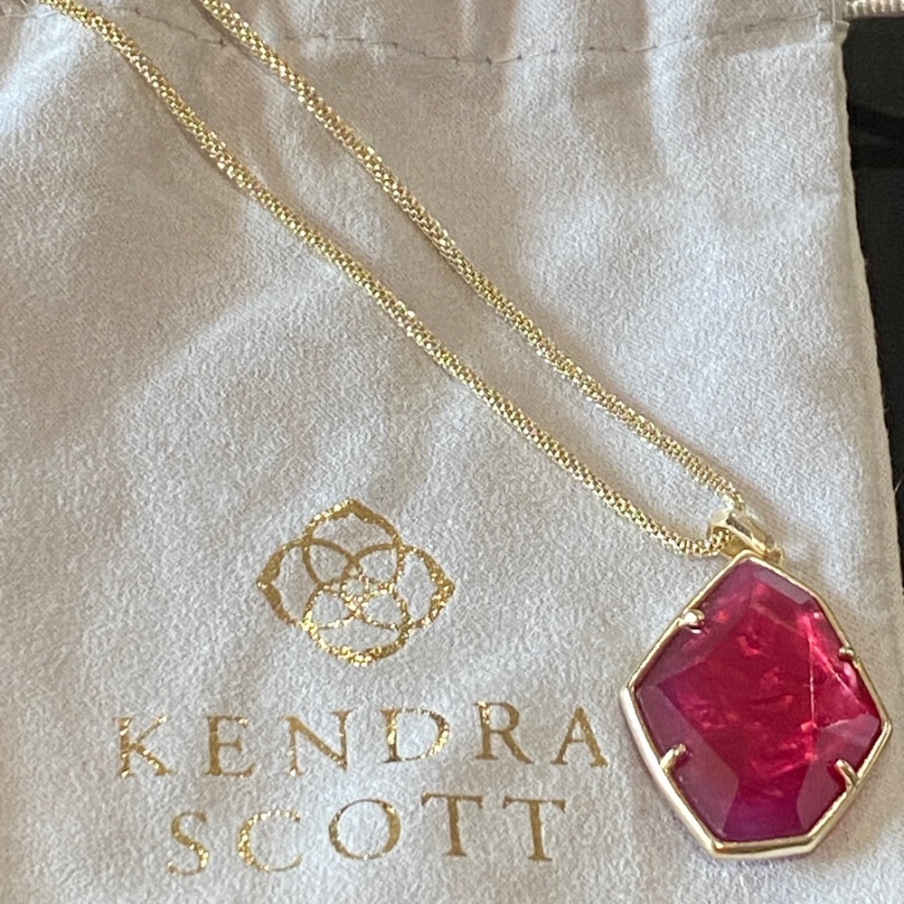 New w/out tags Kendra Scott Kalani necklace rose gold w/ berry stone